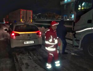 A7 riaperta dopo notte da incubo. Ma oggi torna la neve