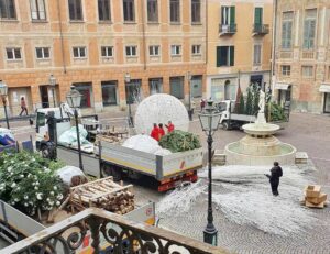 Luminarie e decorazioni natalizie, è scontro sui costi