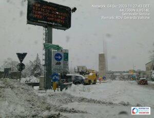 Neve, autostrade in tilt. Chiuso anche l’Outlet