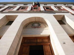 Entra in tribunale col coltello: le guardie giurate lo scoprono ai controlli