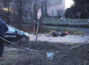Schianto tra un’auto e una moto: grave motociclista