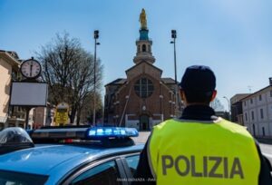 Cinese alla guida senza patente, senza documenti e senza titolo per essere in Italia