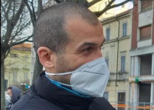 La protesta: “State nascondendo i morti e i malati sotto il tappeto”