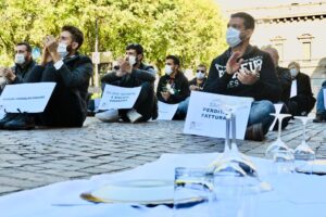 “Aprire per non morire”: lunedì in piazza la protesta di negozianti e baristi