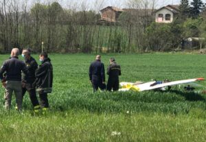 Aliante precipita in un campo di grano, salvo il pilota