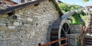 Passeggiata con il Cicerone nel borgo, fino all’antico mulino