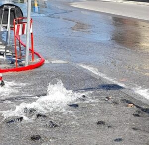 Rotto un tubo dell’acqua, via Edilio Raggio allagata