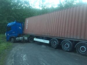 Il navigatore sbaglia strada, e il Tir blocca la strada