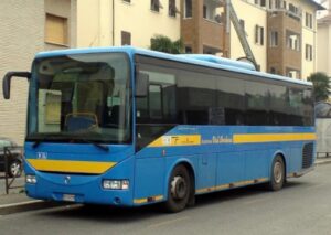 Bus di linea fuoristrada, illesi i passeggeri