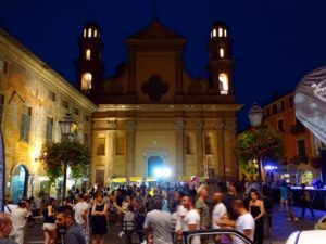 I Venerdì di luglio al via fra musica, saldi e artisti di strada