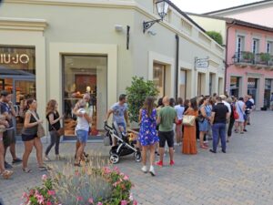 Outlet, tutto pronto per i saldi che segnano il ritorno alla normalità