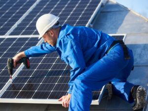 Poste Italiane punta sul fotovoltaico: un impianto in città
