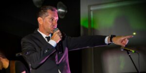 Venerdì di Luglio, arriva la “iena” Andrea Agresti con la sua band