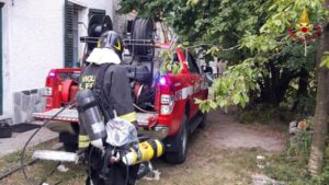 Fiamme in cascina a Stazzano: ore di lavoro per domare l’incendio