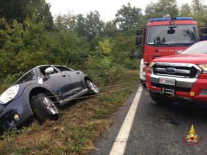 Esce di strada e per estrarla dall’auto arrivano i vigili del fuoco