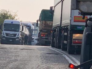 “Autotrasporto piemontese in ginocchio: aumentano pedaggi e accise, tra cantieri e viabilità a singhiozzo”