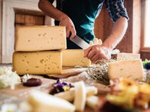 Palazzo Dellepiane: alla tensostruttura mercato dei formaggi