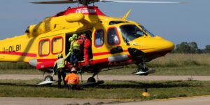 Cade durante la ristrutturazione di una villetta: è grave