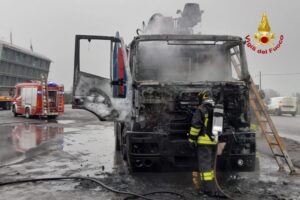 Rivalta Scrivia: autocarro in fiamme