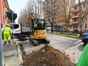 Arriva la fibra, cantieri in città (e buchi nell’asfalto nuovo)