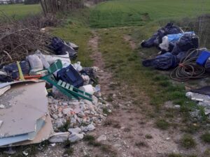 Crea una discarica in strada Fossato: identificato e multato