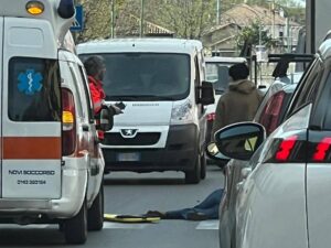 Investita in via Raggio mentre attraversa di fronte all’ospedale
