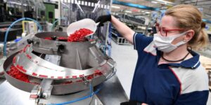 Ridurre l’orario di lavoro: Cgil, docenti e industrie a confronto