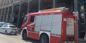 Portici nuovi, cadono calcinacci: intervento dei vigili del fuoco