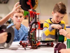 Summer camp in biblioteca: bambini e ragazzi a scuola di scienza