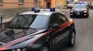 Bimbo di 5 anni scalzo e seminudo lungo la Sp 180: soccorso, denunciati i genitori