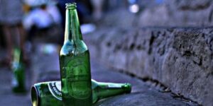 Novi, di notte niente contenitori in vetro: scatta il divieto