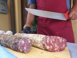 Gavi, incontro di sapori tra il salame del Giarolo e il vino Docg
