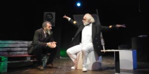 “Guarda in alto”, a teatro il racconto di un’esistenza volata via