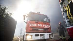 Incendio a Serravalle Scrivia: una decina di persone intossicate