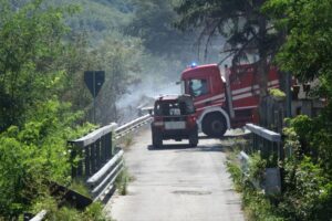Fiamme e fumo lungo la ferrovia