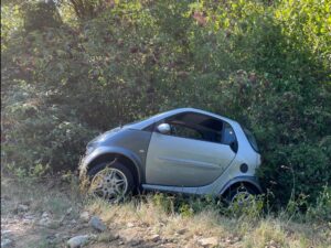 Auto fuoristrada e in bilico, intervengono i pompieri