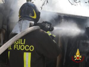 Gavi: a fuoco un capanno agricolo in frazione Rovereto