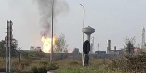 Serravalle, vasto incendio nell’area industriale