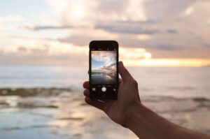 Viaggi, social e gelosia