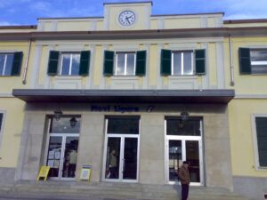 Trovato morto lungo i binari: 25enne riconosciuto dalla mamma e dalla sorella