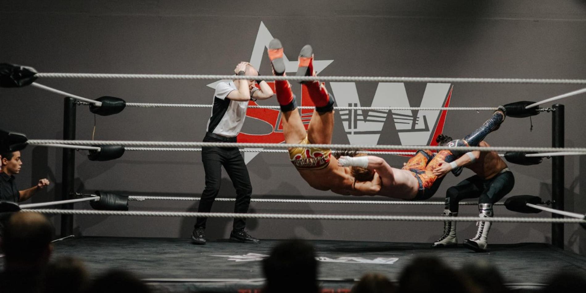 Wrestling sul ring di piazza delle Corriere, le foto dello show