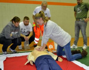 Un intero borgo si mobilita per tentare di salvare una 85enne