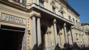 Cade dal secondo piano dell’ospedale: muore 87enne