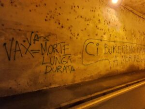Nuove scritte no vax in città. Accelerata sulla terza dose