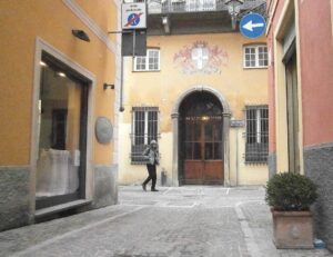 Scende l’Imu, ma torna l’aumento Tari: la manovra non convince l’opposizione