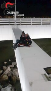 Giovane donna minaccia il suicidio dal Meier, salvata da un Carabiniere