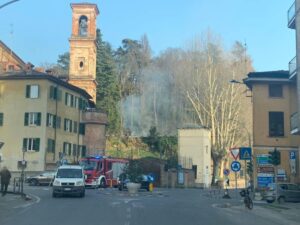 Accendono falò al parco castello, «poteva essere un disastro»