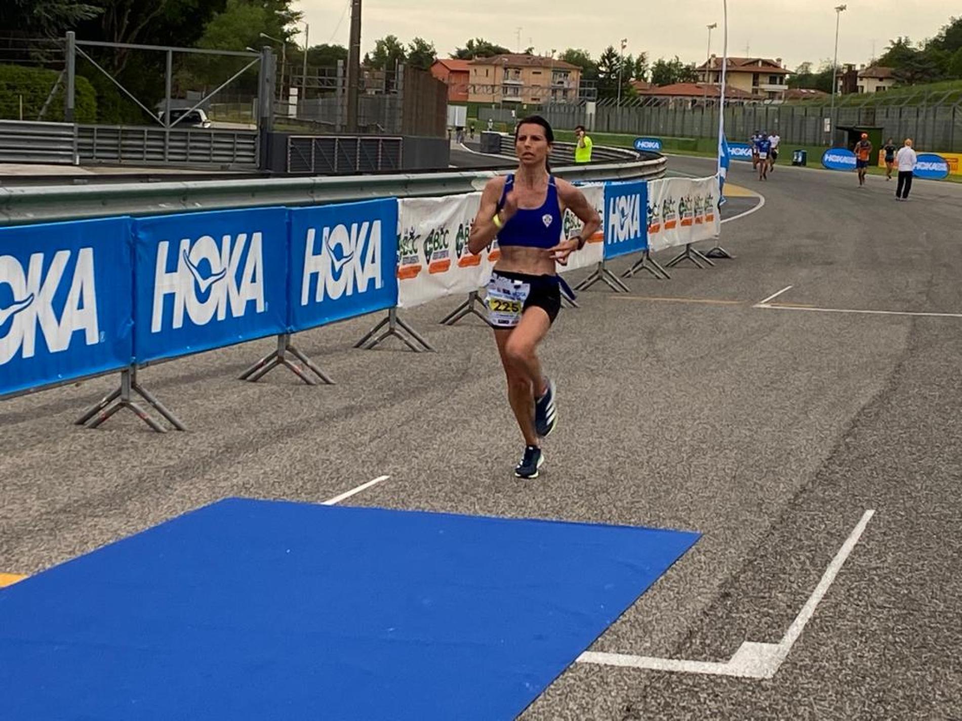 Ilaria Bergaglio vola: vittoria e primato alla maratona di Santhià