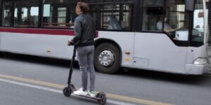 Pendolari, protesta per i monopattini: «Vietato portarli in bus»