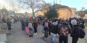 Ciampini, aule fredde: gli studenti protestano fuori dalla scuola